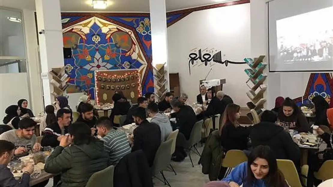 Afyonkarahisar'da üniversiteli gençler iftarda buluştu