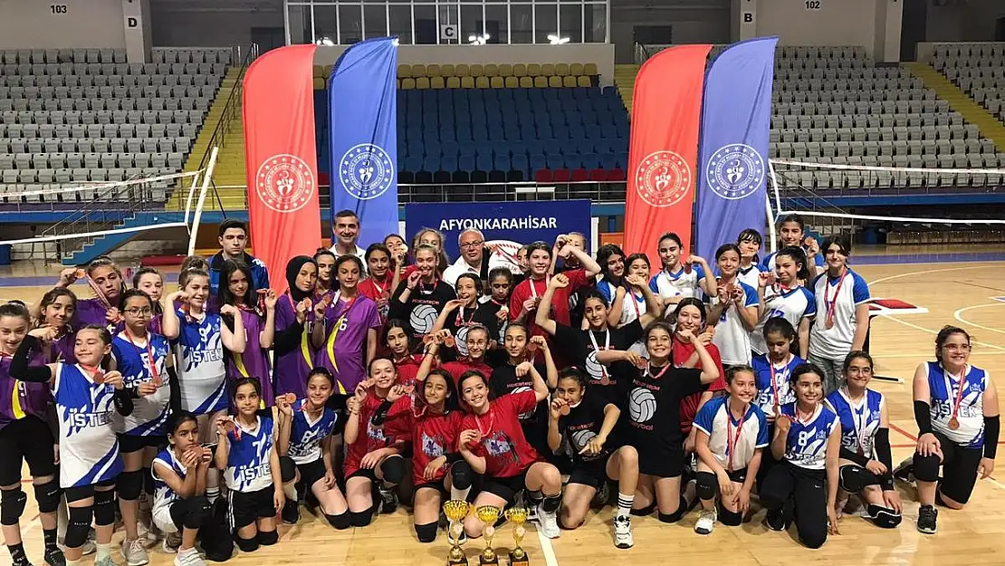 Afyonkarahisar'da voleybol müsabakalarında Akal (B) takımı birinci oldu