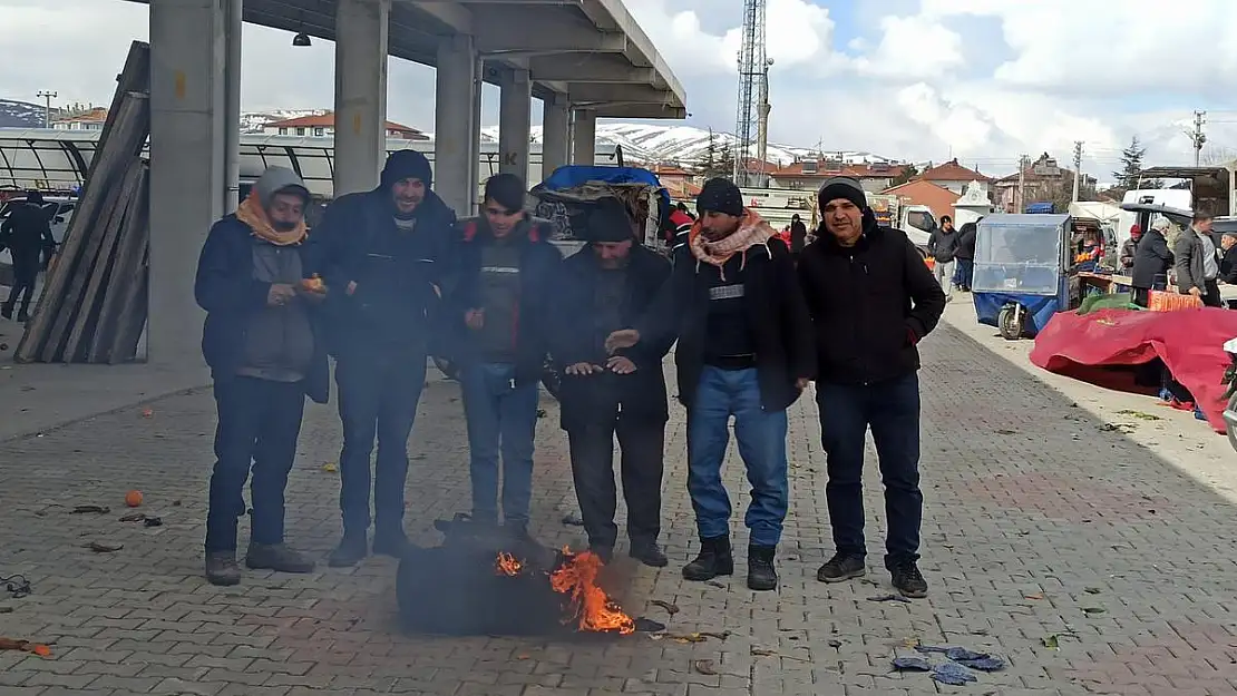 Afyonlu esnaf ekmek parası için eksi 10 derecede soğukla mücadele ediyor