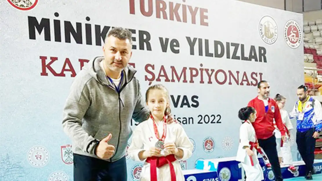 Afyonlu karatecilerden Sivas’ta büyük başarı