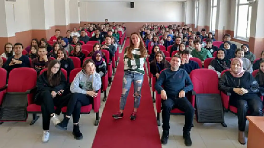 Afyon'lu oyuncu mezun olduğu okulda söyleşi yaptı