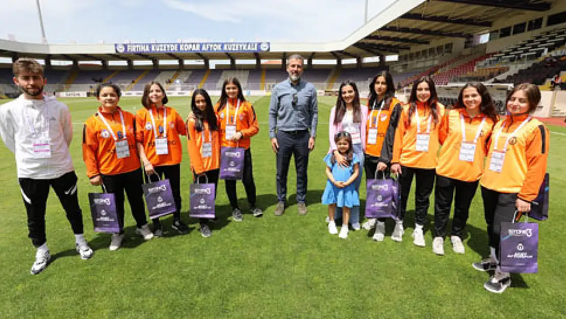 Afyonspor maçında 8 top toplayıcı kadın futbolcu görev aldı