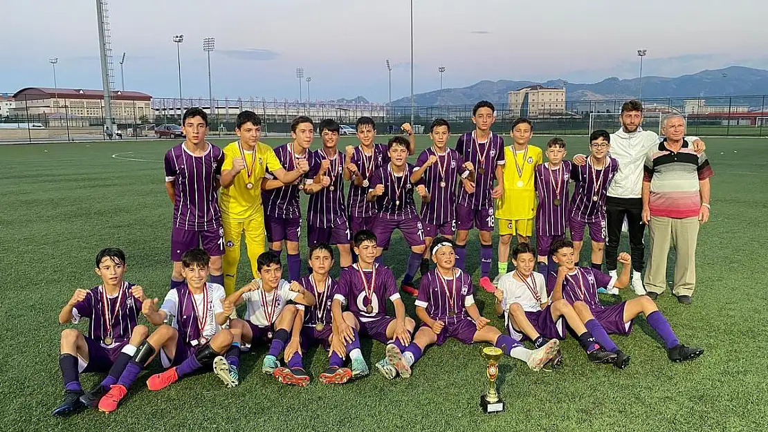 Afyonspor U-13’lerin şampiyon tamamladı