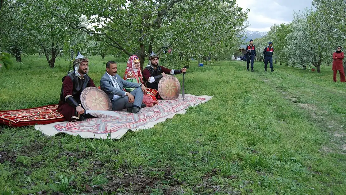 Afyon’un çiçek açan kiraz bahçelerinde masalsı görüntüler oluşuyor