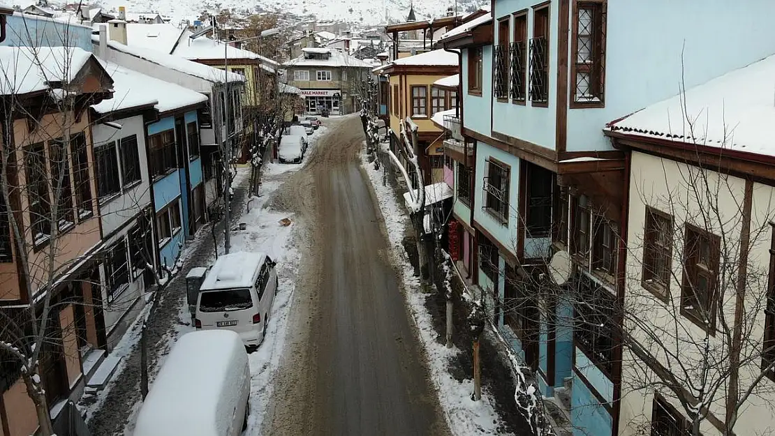 Afyon’un “Yukarı Mahalle”si kar altında bir başka güzel