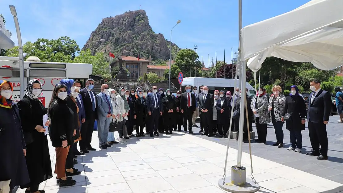 AK Kadınlardan stokları azalan Kızılay'a kan bağışı