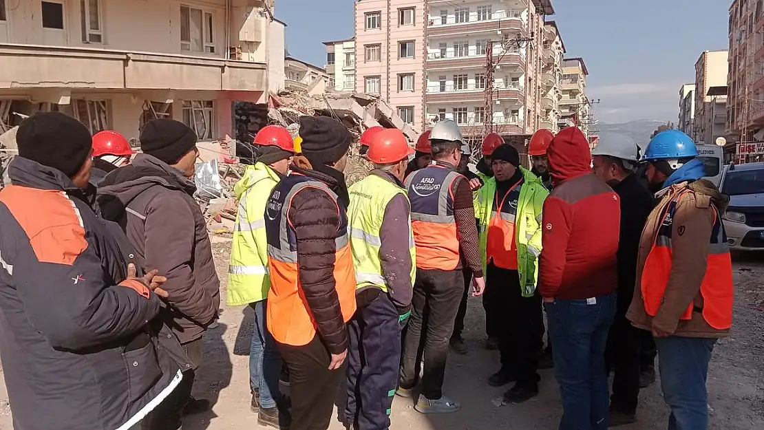 AK Parti Afyonkarahisar teşkilatları Hatay’da gönüllere giriyor