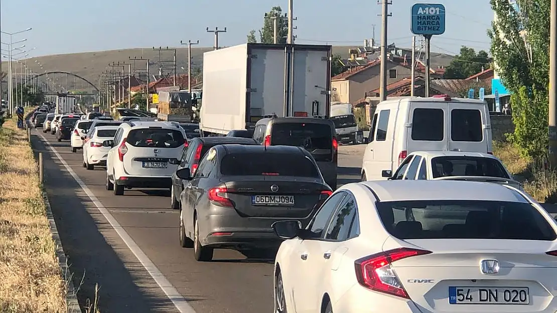 Akın akın dönüş başladı, yollar kilit