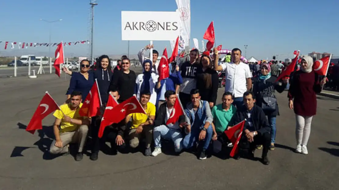 Akrones çalışanları da şampiyonayı izledi