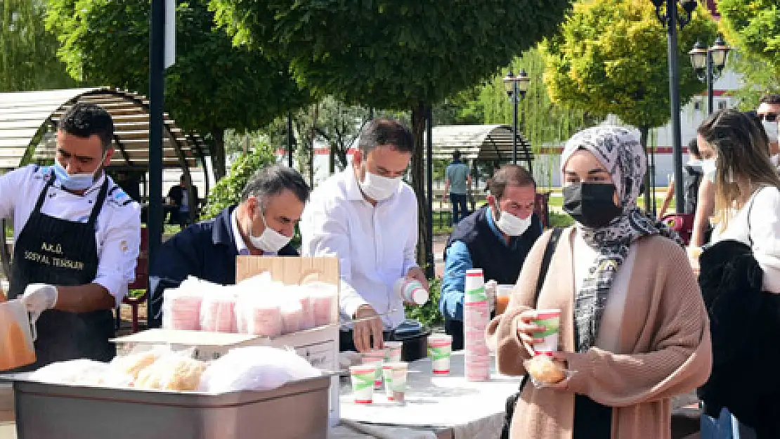 AKÜ öğrencilerini, çorba ve lokum ikramıyla karşıladı