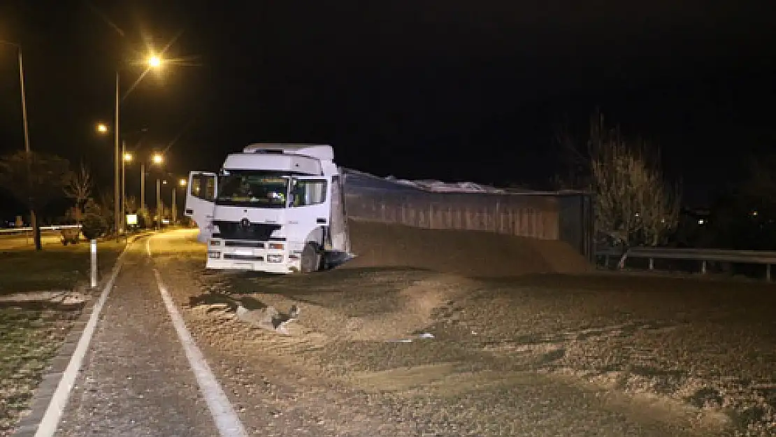 Alkollü tır şoförü kaza yaptı yol trafiğe kapandı