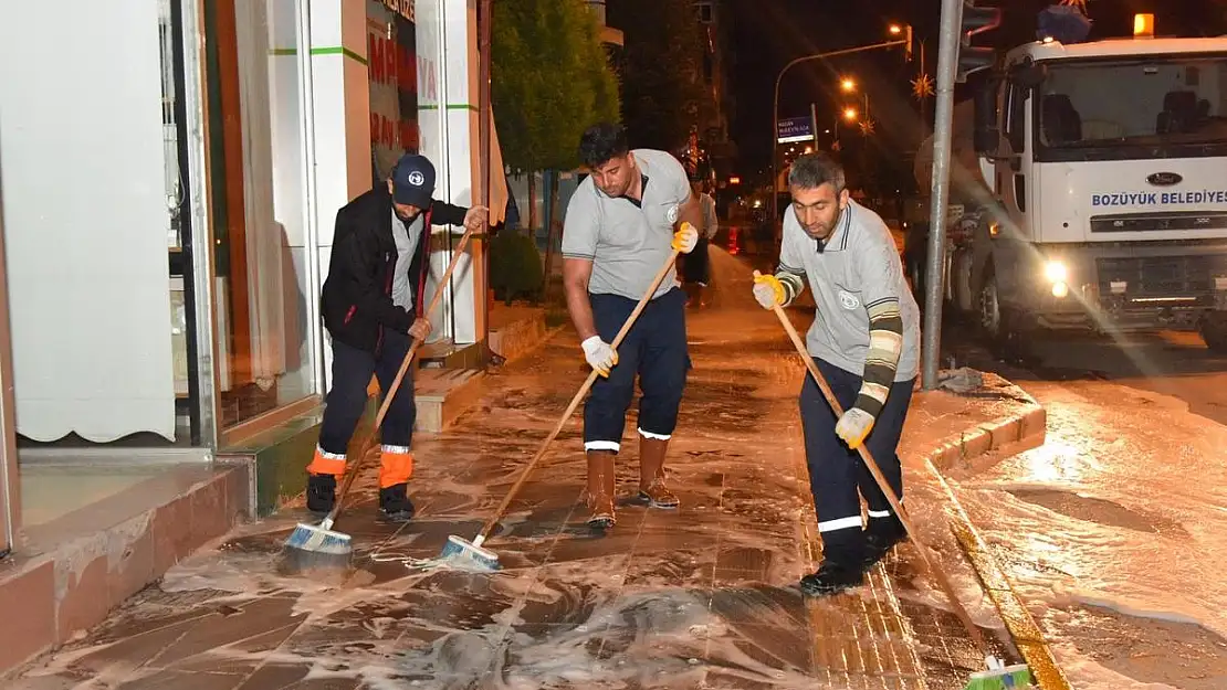 Ana cadde kaldırımları köpüklü yıkama ile bayrama hazırlanıyor