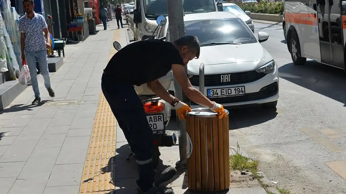 Ana Cadde Üzerindeki Çöp Kovaları Yenilendi