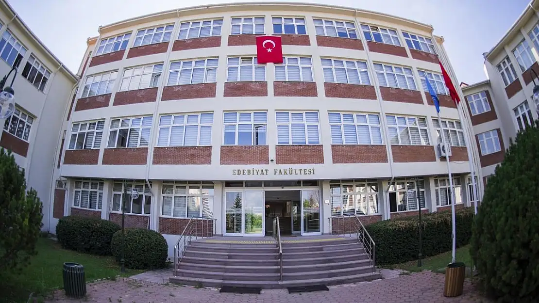 Anadolu Üniversitesi Edebiyat Fakültesi düşünce dünyasını zenginleştiren mezunlar yetiştiriyor