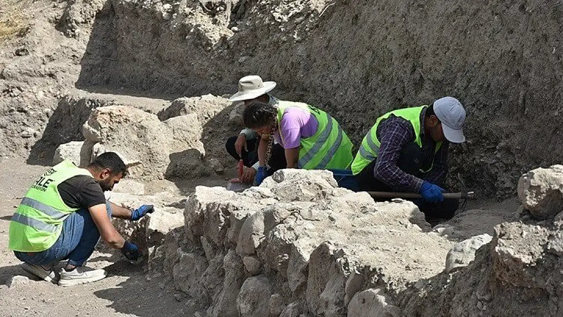 Apemia Antik Kentte kazı çalışmalarında çene kemiği bulundu! Bakın hangi canlıya ait…