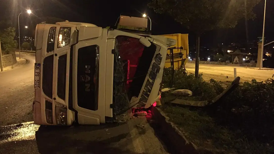 Aracını deviren kamyon sürücüsü olay yerinde kaçtı