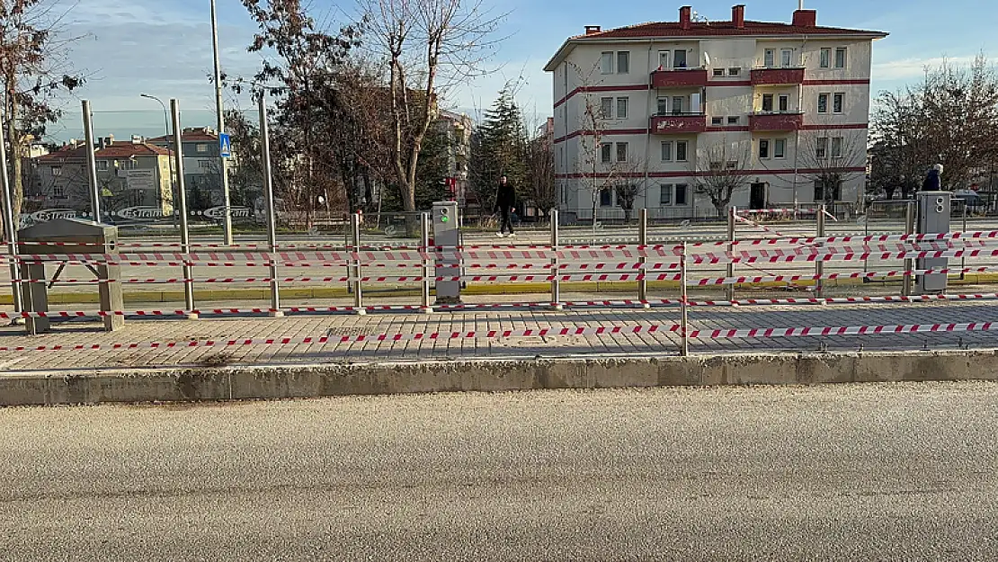 Aşırı Hız Yapan Sürücü Tramvay Durağına Daldı