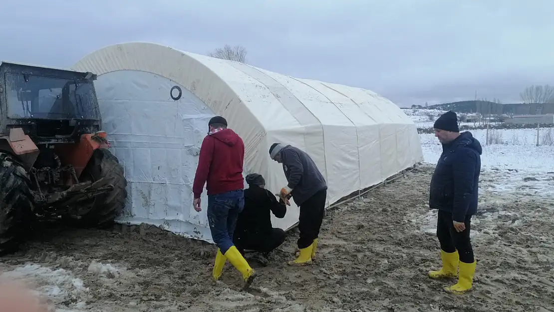 Aslanapa'da Hayvan Ağılı Göçen Yetiştiriciye İl Tarım Müdürlüğünden Yardım Eli