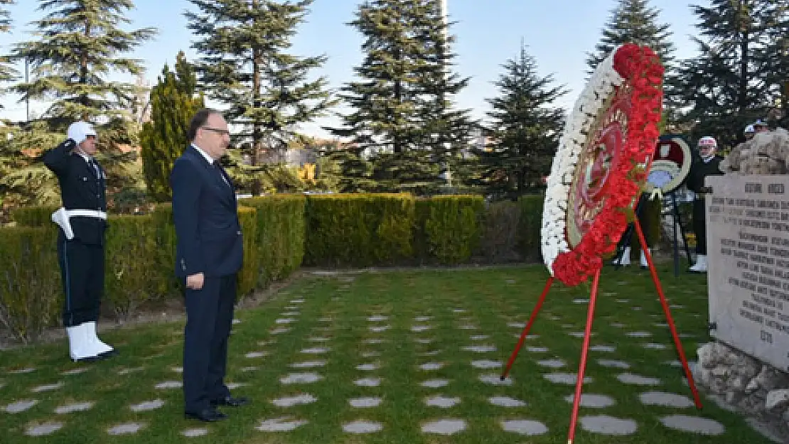 Ata'nın manevi  hatırasına çelenkler sunuldu