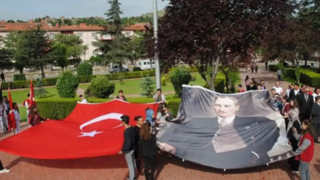 Atatürk anıtına çelenk sunuldu – Kocatepe Gazetesi