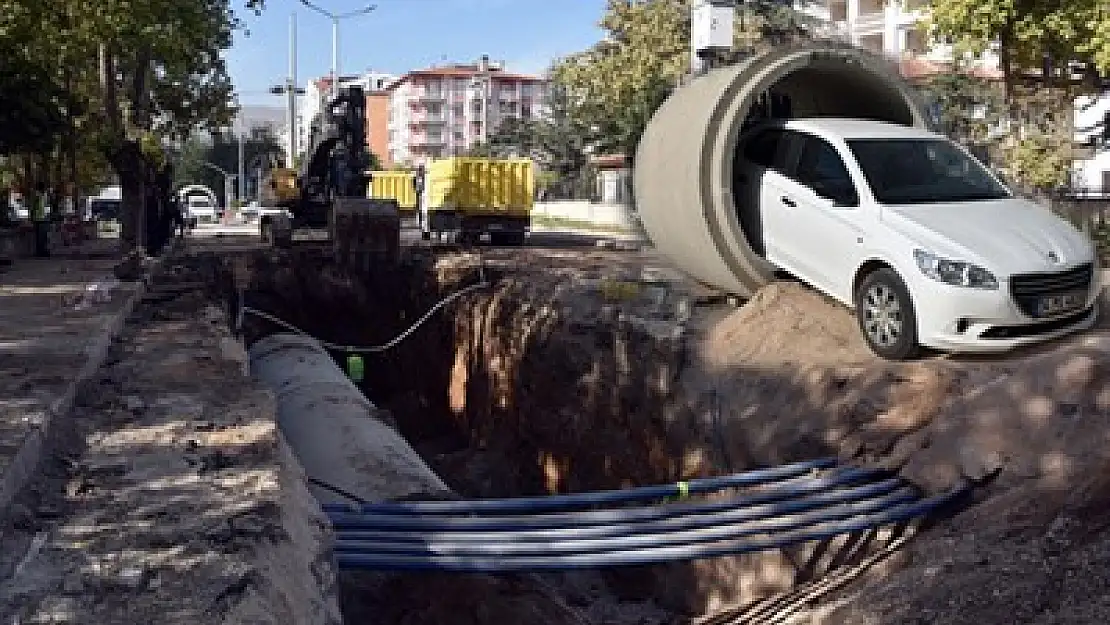 Atatürk Caddesi’ne kanalizasyon ve yağmursuyu kollektör hattı döşeniyor