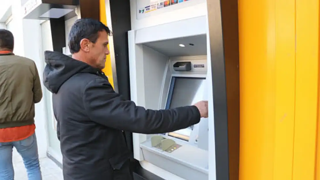 ATM’de bulduğu parayı bankaya teslim etti