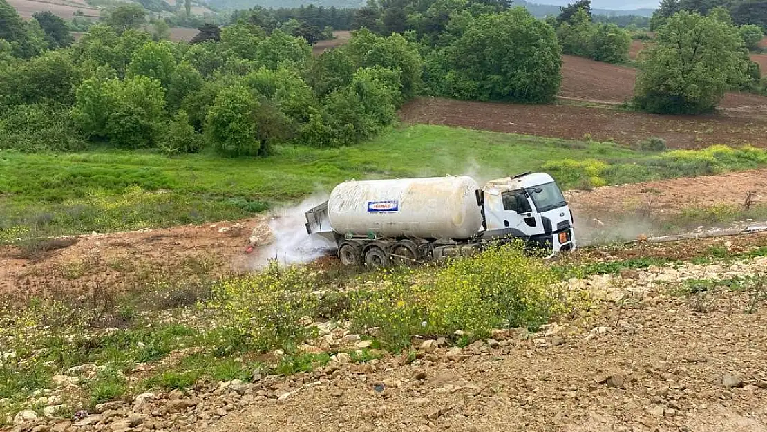 Azot yüklü kamyon şarampole devrildi