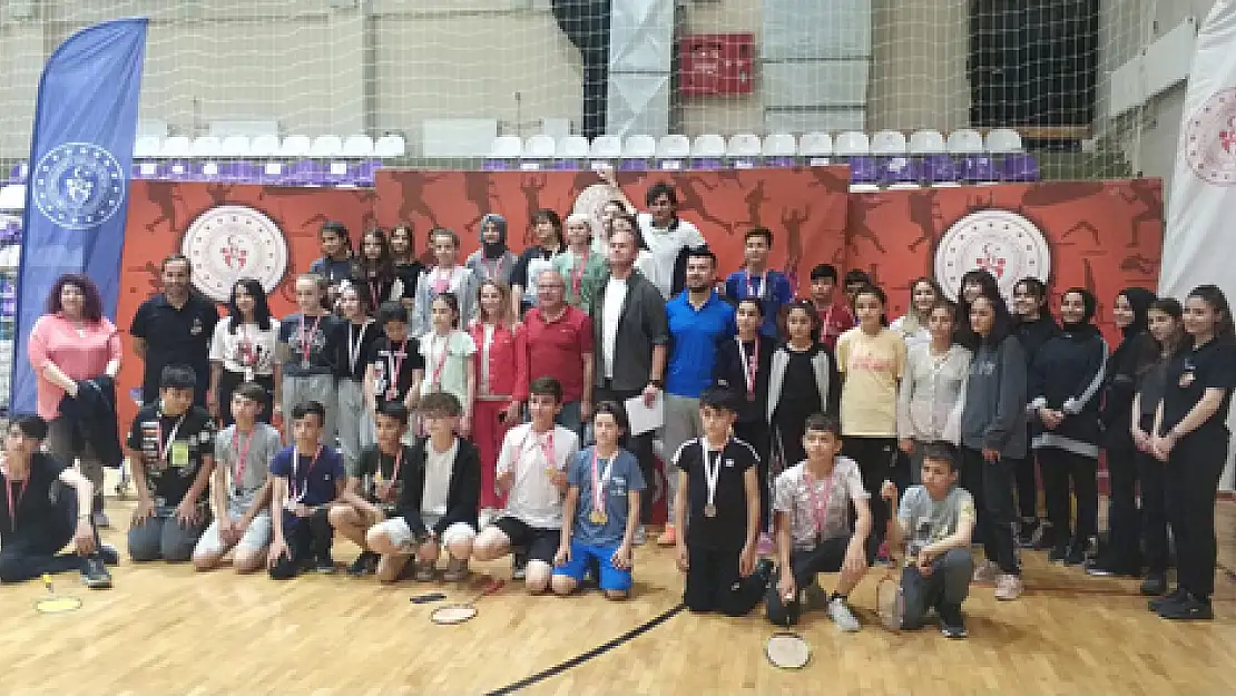 Badmintoncular 19 Mayıs'a özel yarıştı