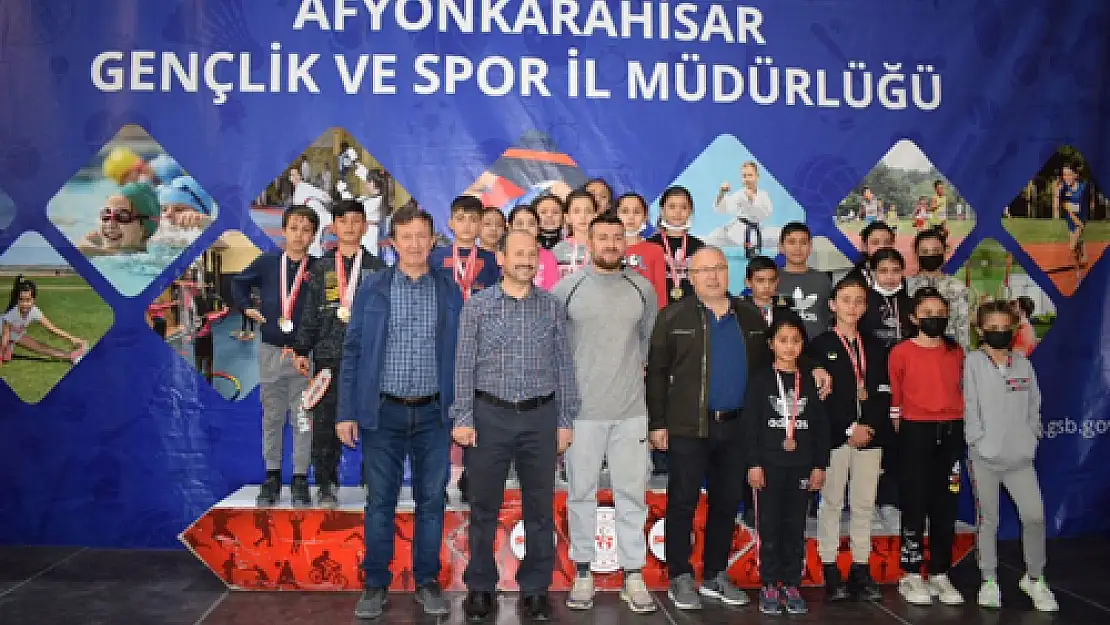 Badmintonda Çanakkale Şehitleri anıldı