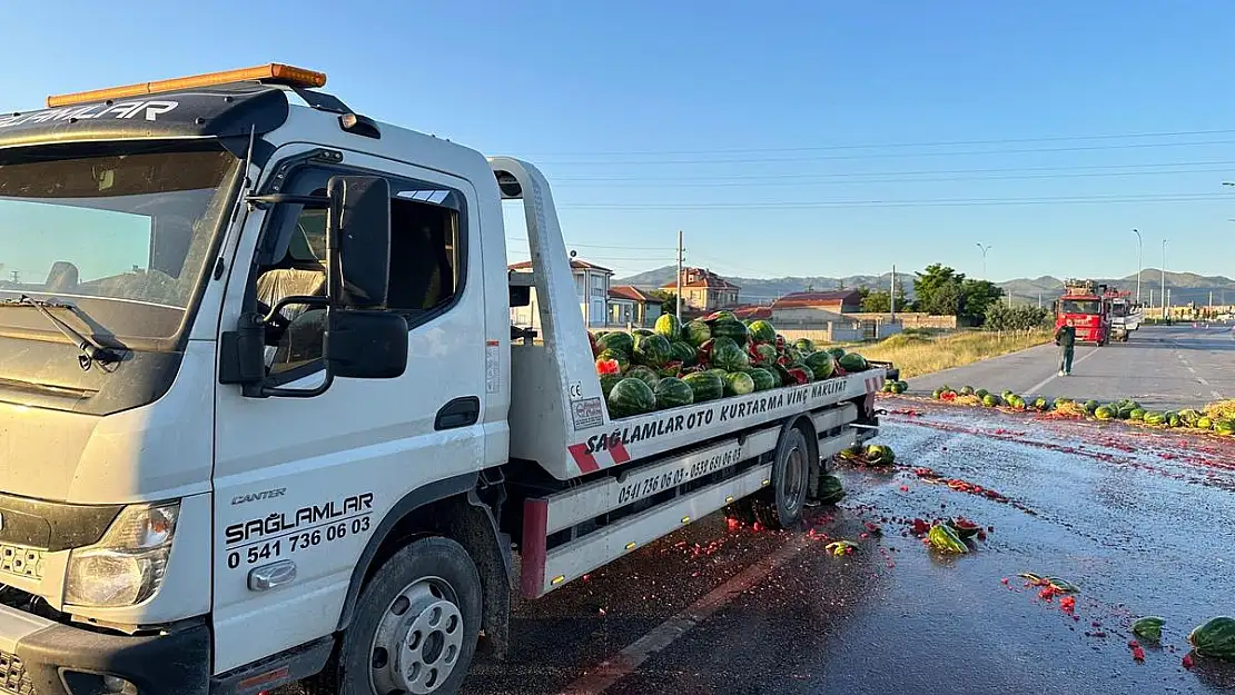 Karpuz yüklü tır devrildi, yol trafiğe yarım saat kapandı