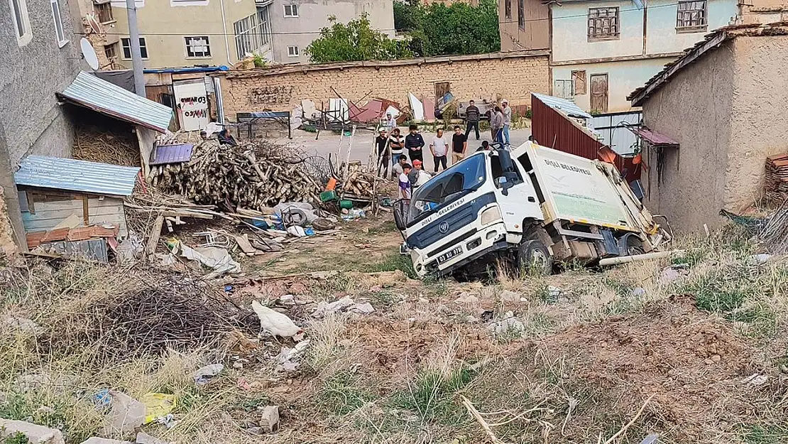 Bahçeye Devrilen Çöp Kamyonu Panik Yarattı