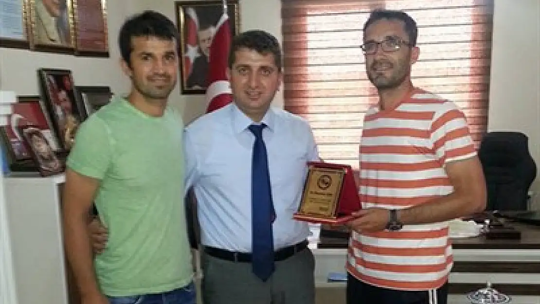 Ballıpınar'dan Işıklı'ya plaket – Kocatepe Gazetesi