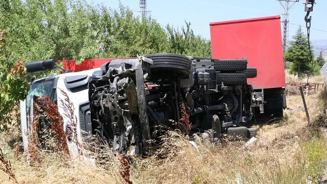 Barakaya çarpıp devrilen tırda 2 kişi yaralandı