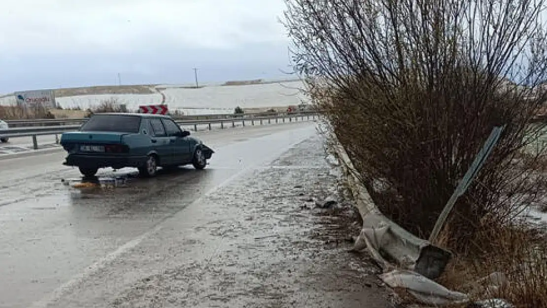 Bariyerlere Çarpan Otomobilde 2 Kişi Yaralandı