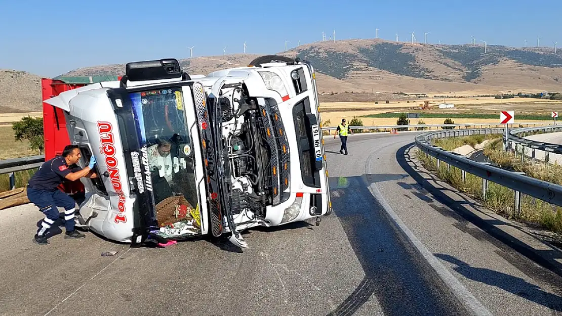 Bariyerlere Çarpıp Devrilen Kamyonun Sürücüsü Yaralandı