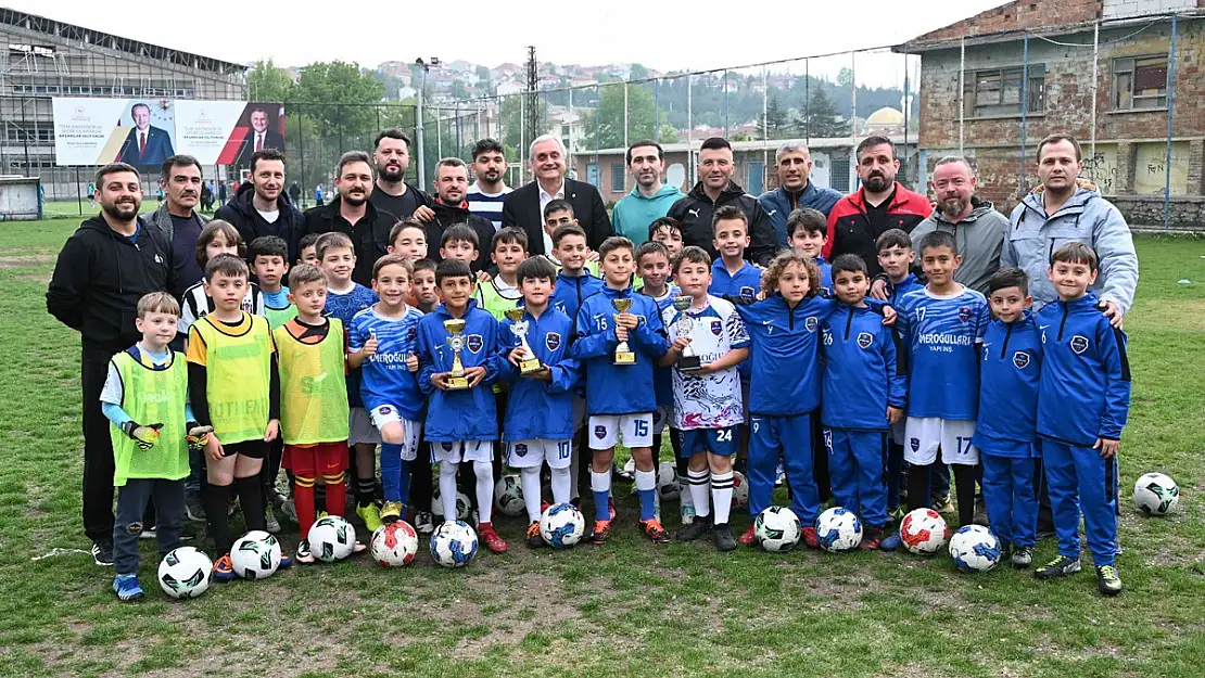 Başarılı Futbolcular Ödüllendirildi