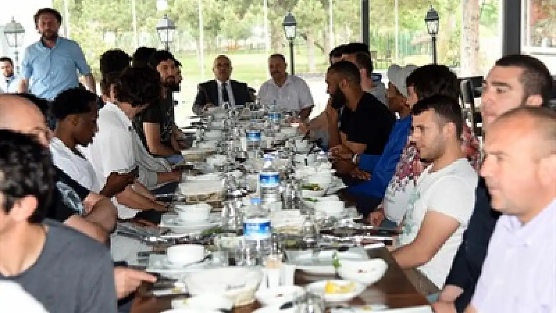 Başkan Çoban'dan basketbolculara veda yemeği