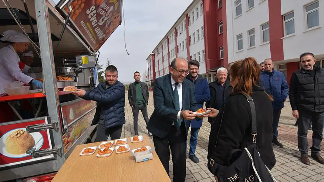 Başkan Çöl, Öğrencilere Lokma Dağıttı