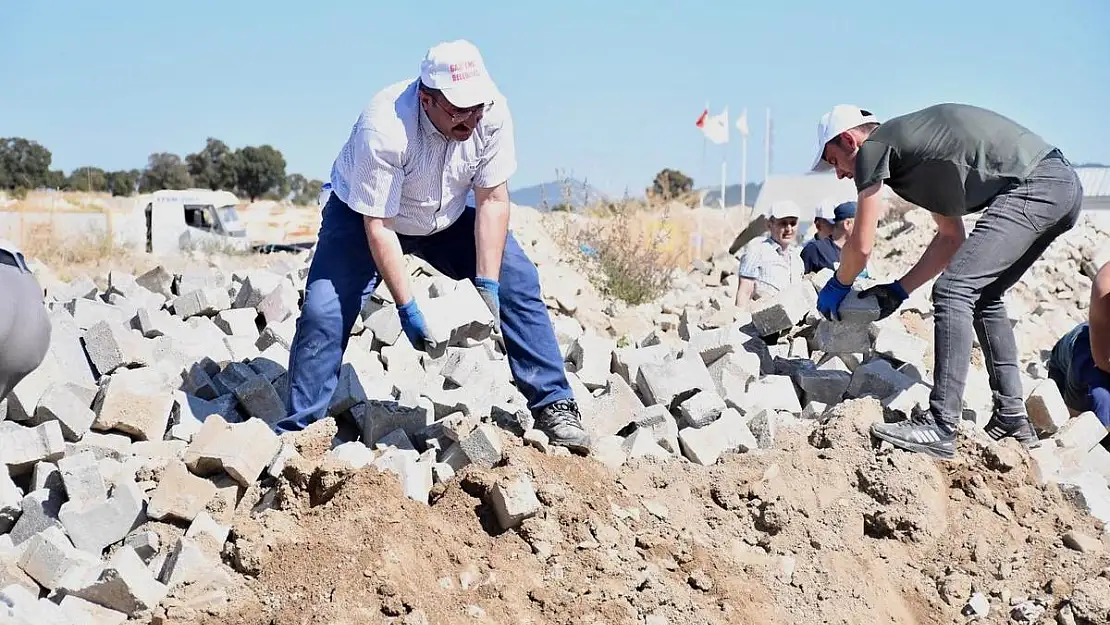 Başkan Doğan, belediye işçileriyle molozların arasından parke taşı ayıkladı