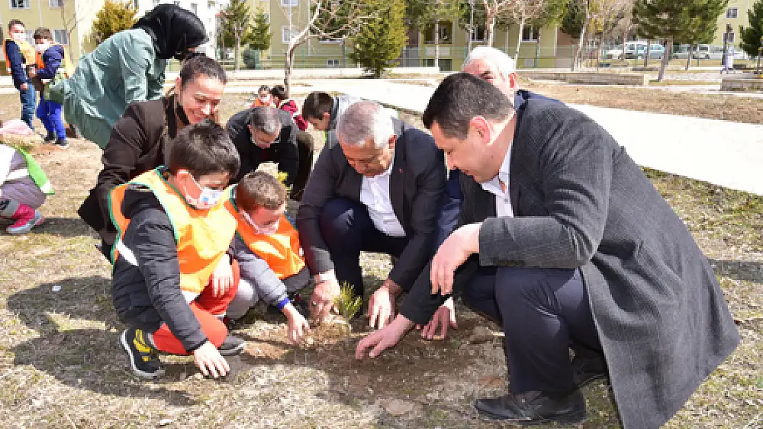 Başkan Zeybek  çocuklarla fidan dikti