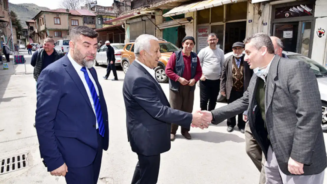 Başkan Zeybek esnafın içinde