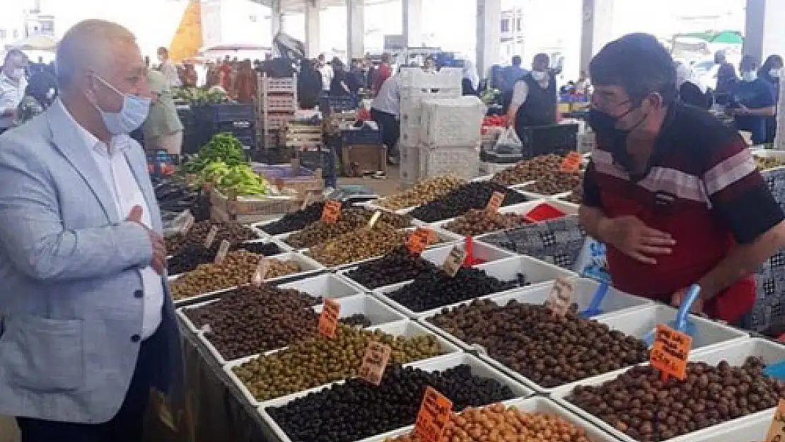 Başkan Zeybek hem vatandaşı hem esnafı dinledi