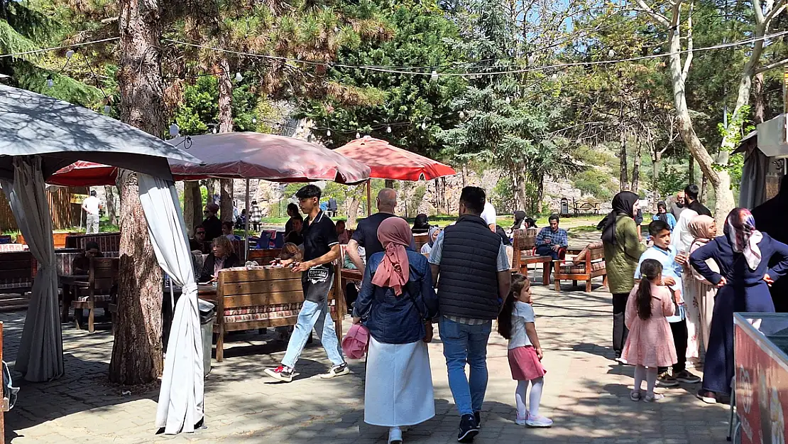 Bayramda Binlerce Ziyaretçi Tarihi Yerlere Akın Etti