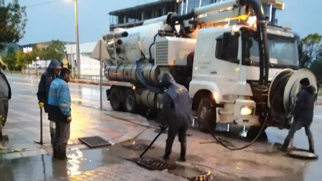 Belediye ekipleri yoğun mesai harcadı