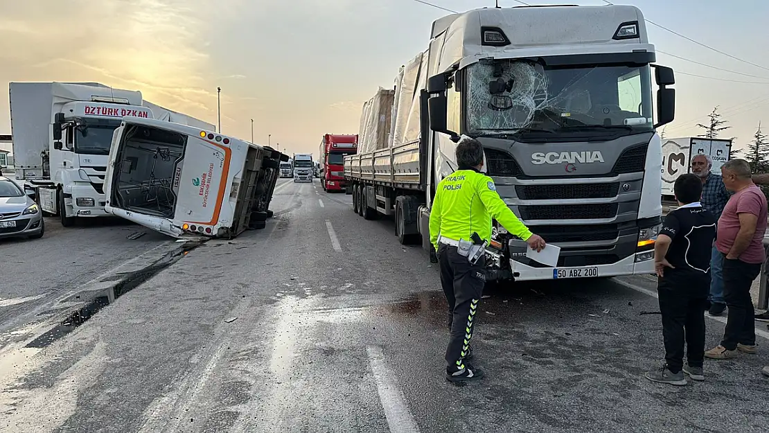 Belediye Otobüsü Ve 2 Tırın Karıştığı Kazada 7 Kişi Yaralandı