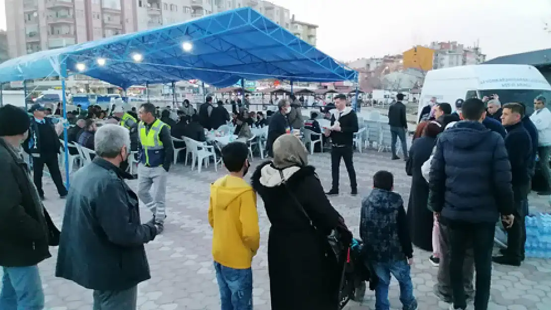 Belediye'den 2 noktada iftar çadırı, 6 noktada yemek dağıtımı