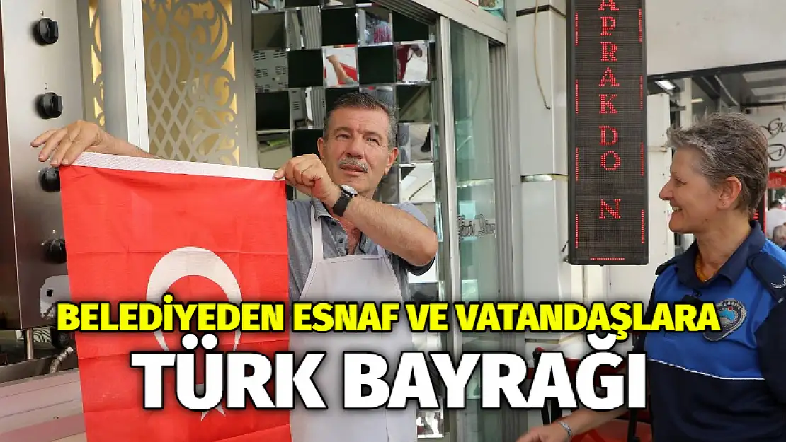 BELEDİYEDEN ESNAF VE VATANDAŞLARA TÜRK BAYRAĞI