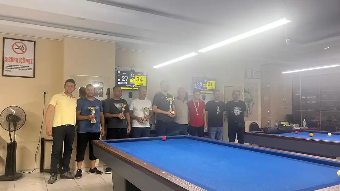 Bilardo turnuvasında sporcular kıyasıya yarıştı