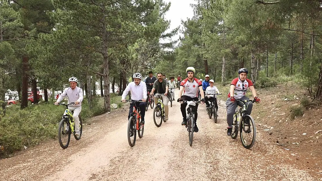 Bilecik Valisi Kızılkaya, Çevre Haftasında gençlerle pedalladı