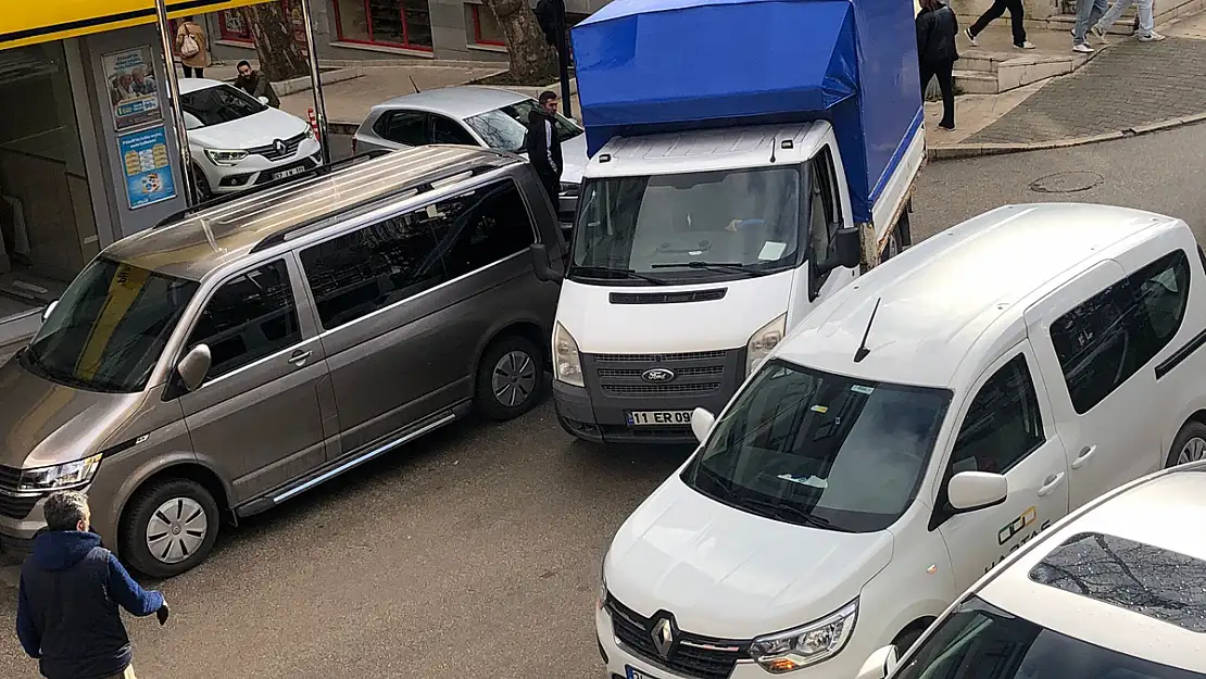 Bilecik’te çift sıra parklar sürücüleri çileden çıkarıyor